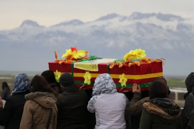 Li Dêrikê cenazeyên 7 şehîdan bi merasîmekî girseyî hatin veşartin