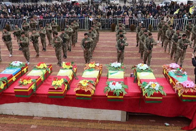 Li Dêrikê cenazeyên 7 şehîdan bi merasîmekî girseyî hatin veşartin