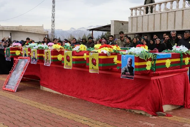 Li Dêrikê cenazeyên 7 şehîdan bi merasîmekî girseyî hatin veşartin