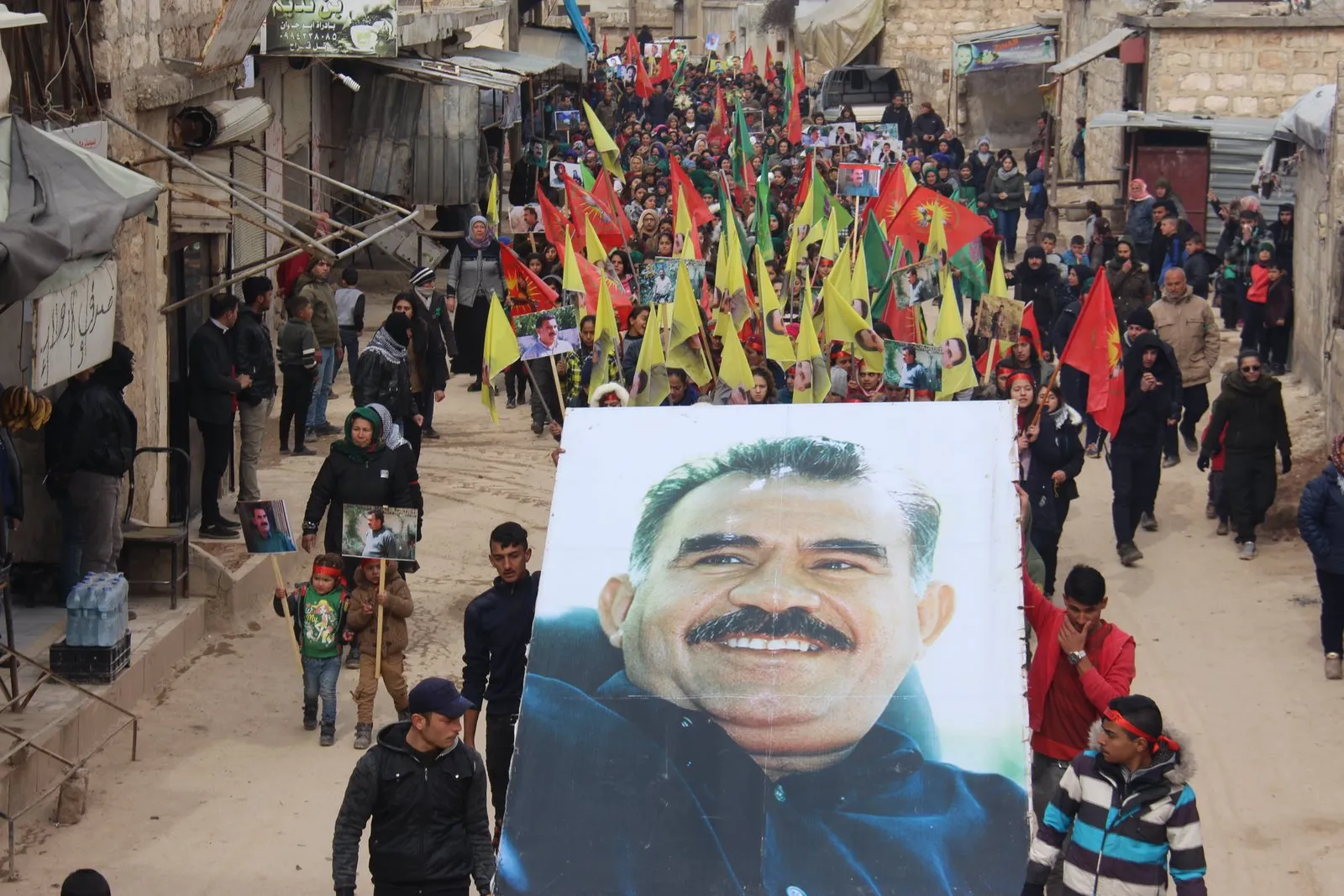 Ciwanên Efrînê bi meşekê komploya 15‘ê Sibatê şermezar kirin