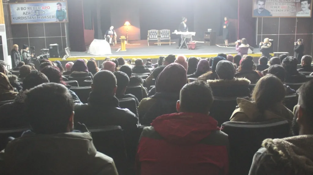 Şanoya "Jina bi tenê" li Kobanê hate pêşandan