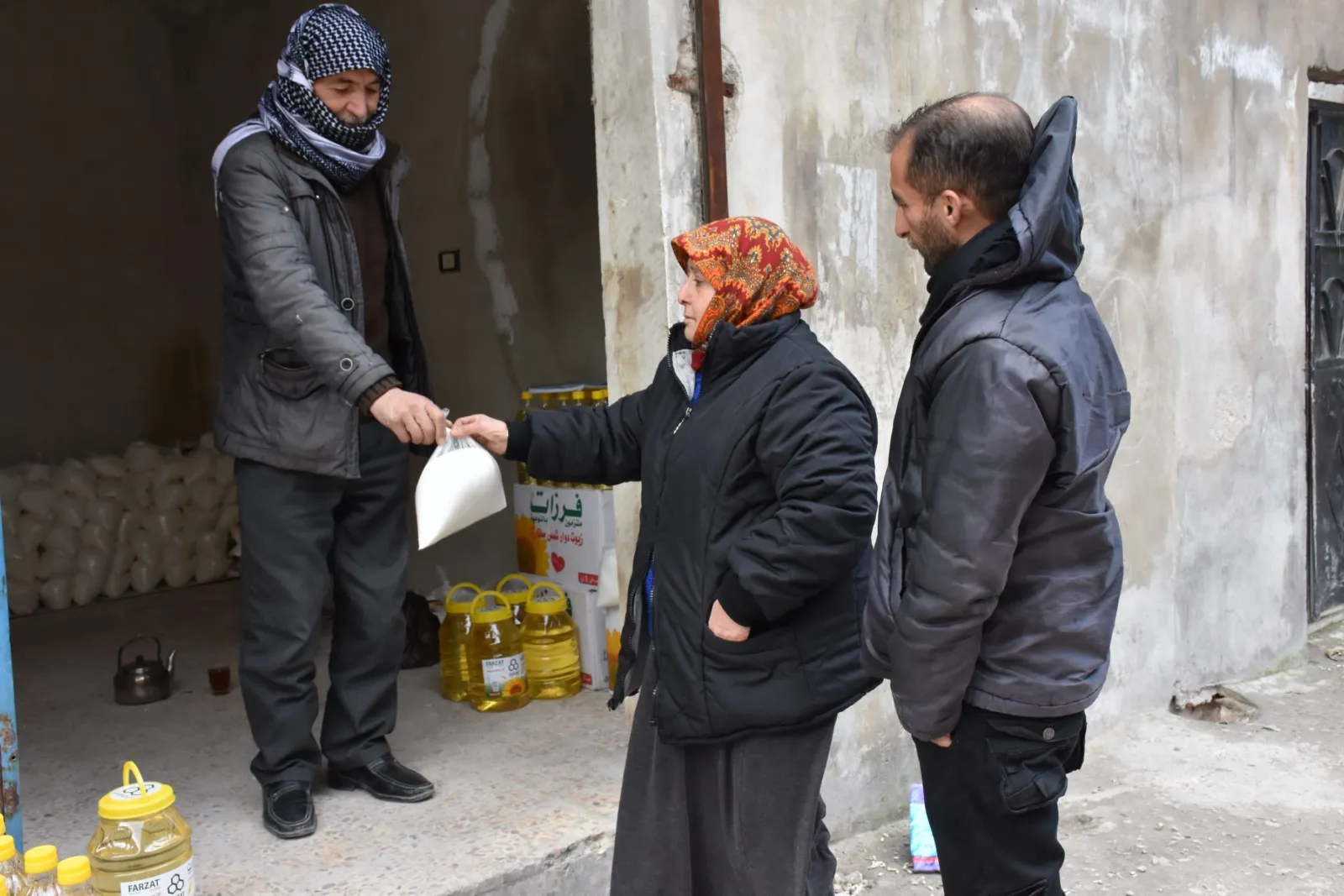 Komîteya Aborî şekir û zeyt bi buhayê guncaw li şêniyên Helebê belav kir