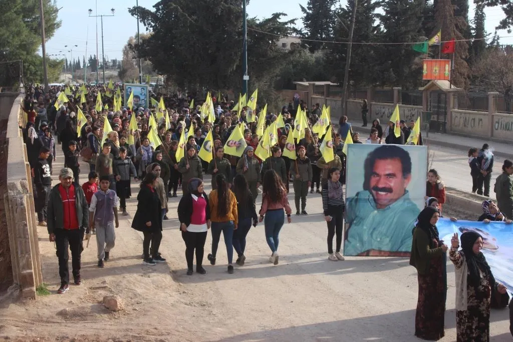 Şêniyên Dirbêsiyê banga eşkerekirina rewşa Rêber Ocalan kirin