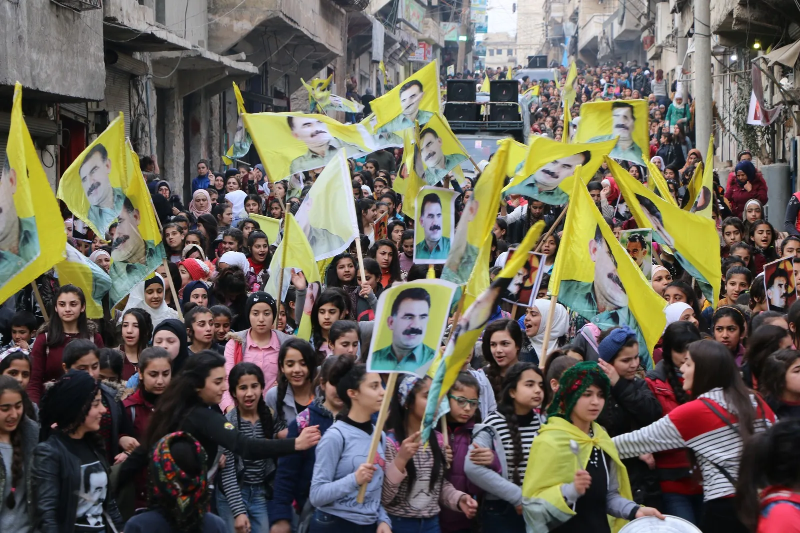 Ciwanên Helebê ji bo Ocalan meşiyan