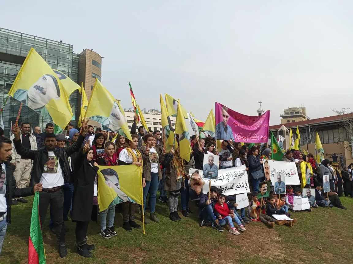 Komploya navnetewî li ber avahiya NY‘yê ya li Lubnanê hate şermezarkirin