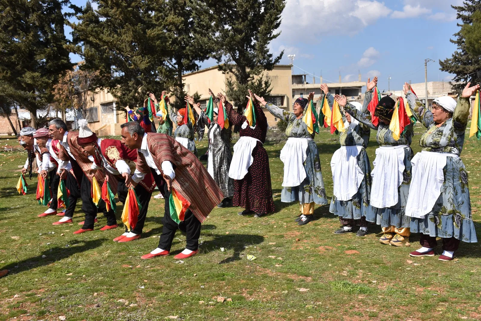 Koma Kevneşopî dîrokek vedigire sê serdeman