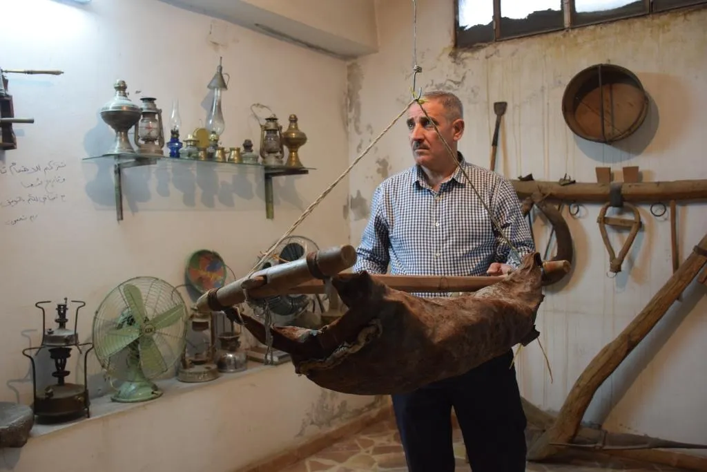 Mirateya dîrokî ya ji bavê xwe girtiye, diparêze