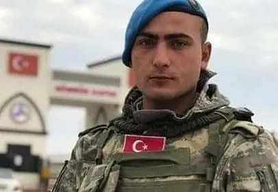 Leşkerekî dewleta Tirk ji ber redkirina mayîna li Serêkaniyê xwe kuşt