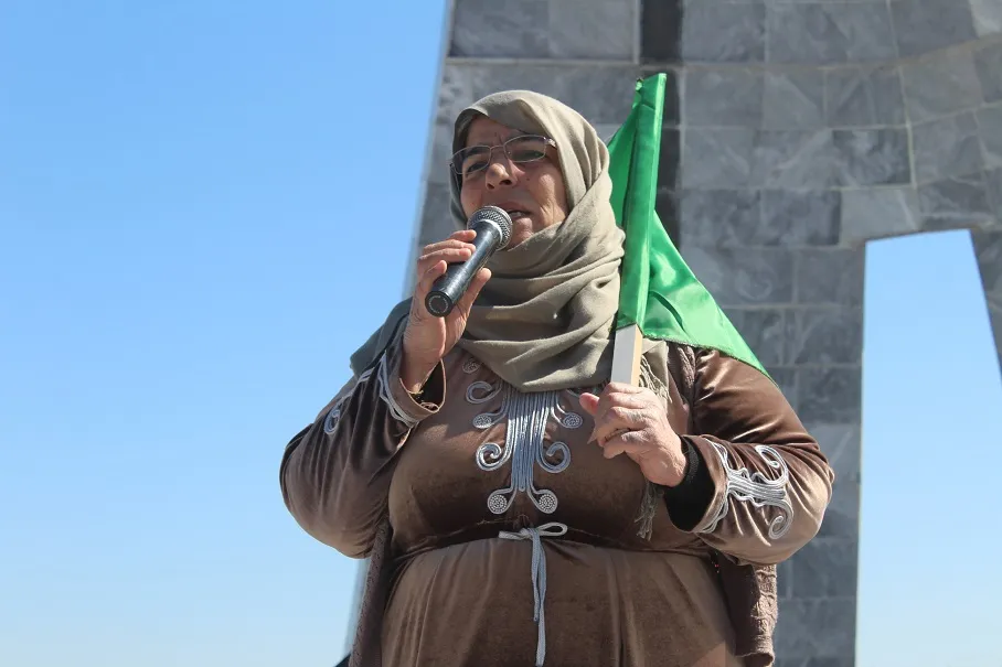 Dayikên şehîdan bi boneya 8’ê Adarê serdana eniyên Kobanê û Eyn Îsayê kir