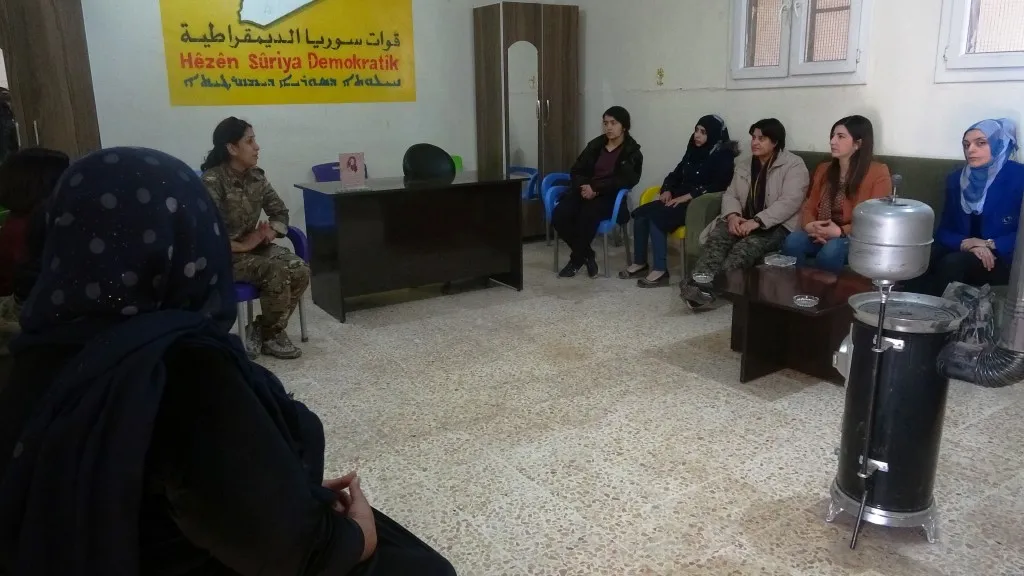 Dayikên şehîdan bi boneya 8’ê Adarê serdana eniyên Kobanê û Eyn Îsayê kir