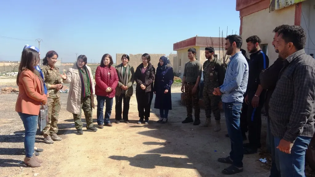 Dayikên şehîdan bi boneya 8’ê Adarê serdana eniyên Kobanê û Eyn Îsayê kir