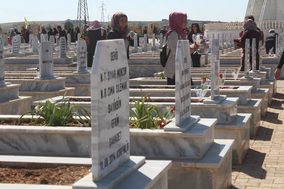 Dayikên şehîdan bi boneya 8’ê Adarê serdana eniyên Kobanê û Eyn Îsayê kir