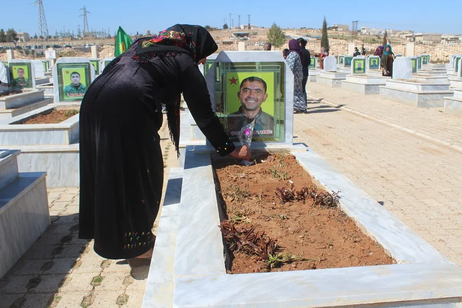 Dayikên şehîdan bi boneya 8’ê Adarê serdana eniyên Kobanê û Eyn Îsayê kir