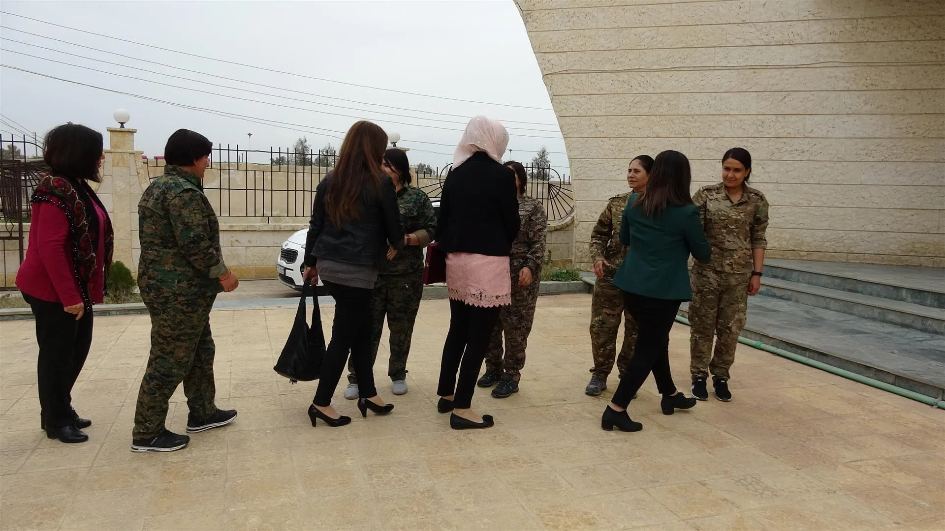 Desteya Jinan bi boneya 8’ê Adarê serdana YPJ`ê kir
