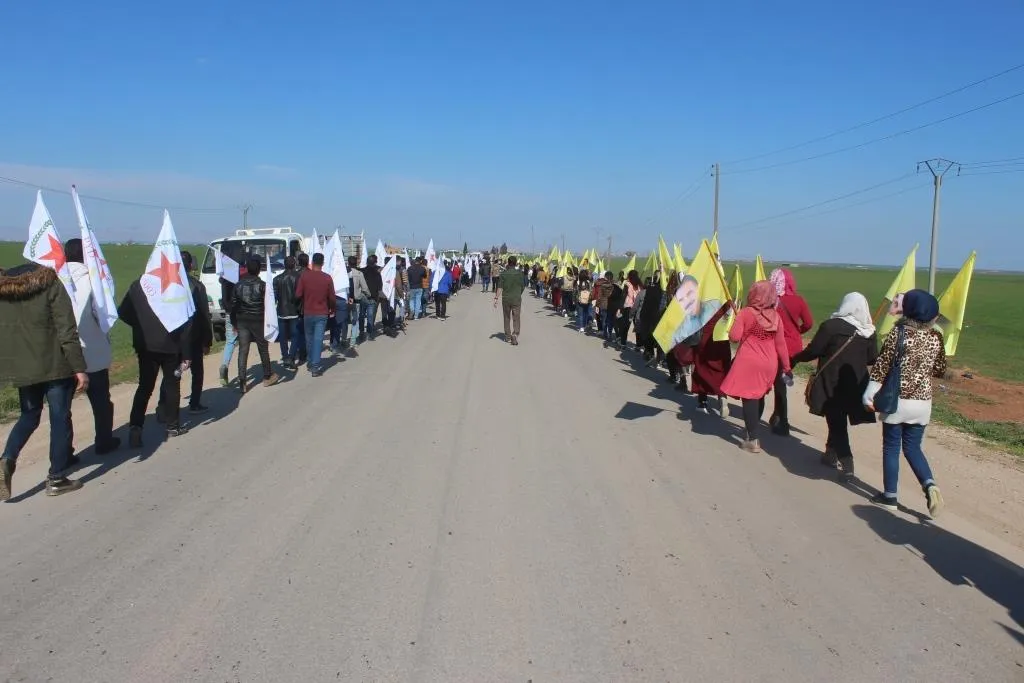 Li Dirbêsiyê meşa eşkerekirina tenduristiya rêber Ocalan