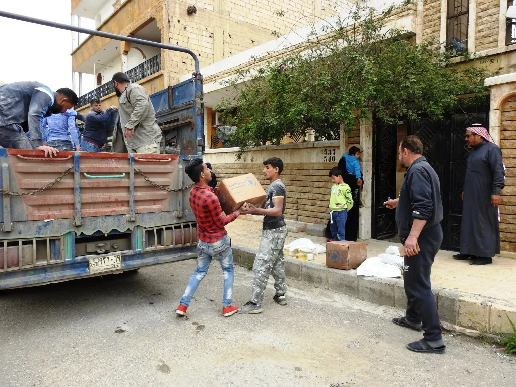 Li Reqayê pakêtên xwarinê li malbatên hewcedar hatin belavkirin
