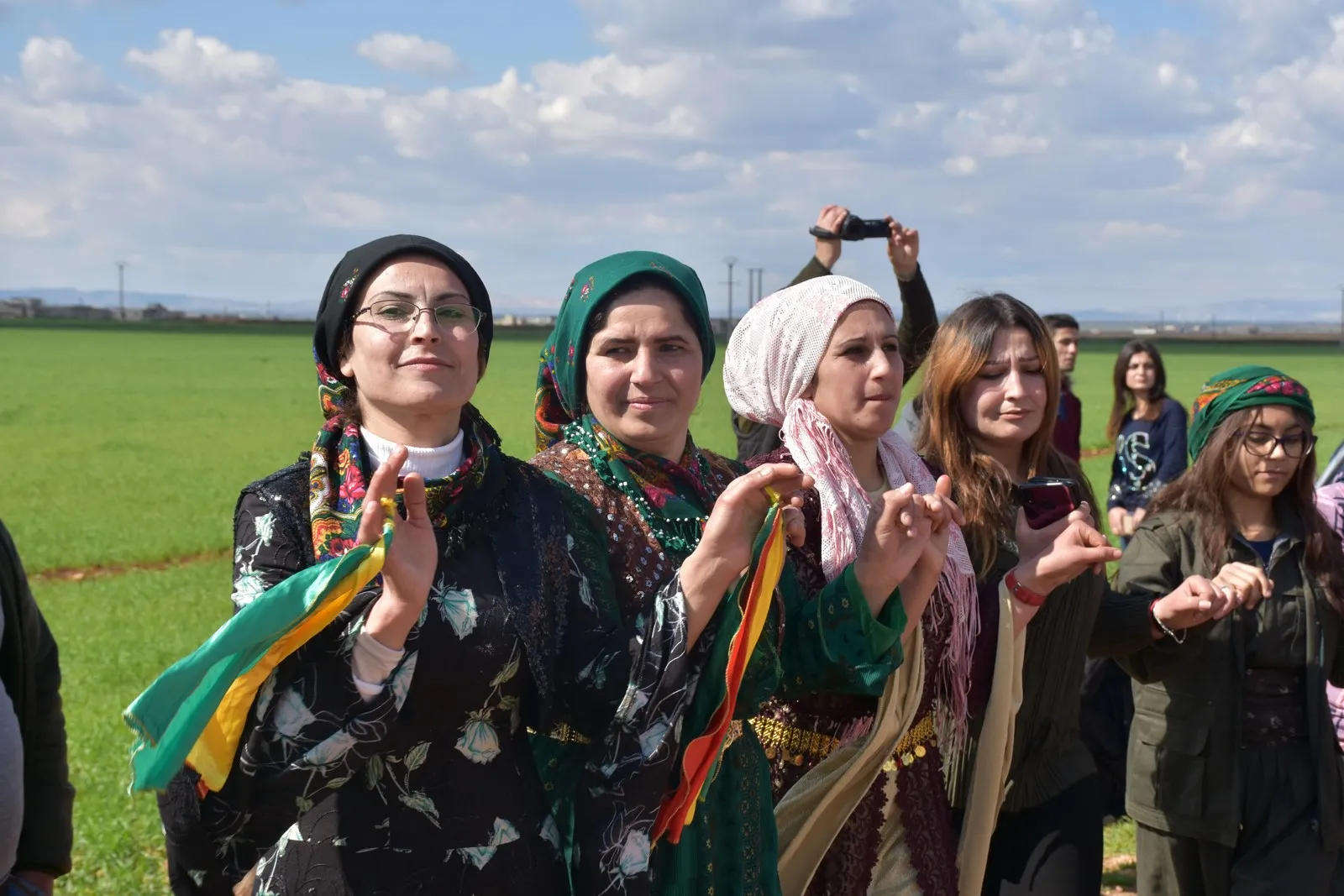 Bi komikên biçûk koçberên Efrînê cejna Newrozê pîroz kir