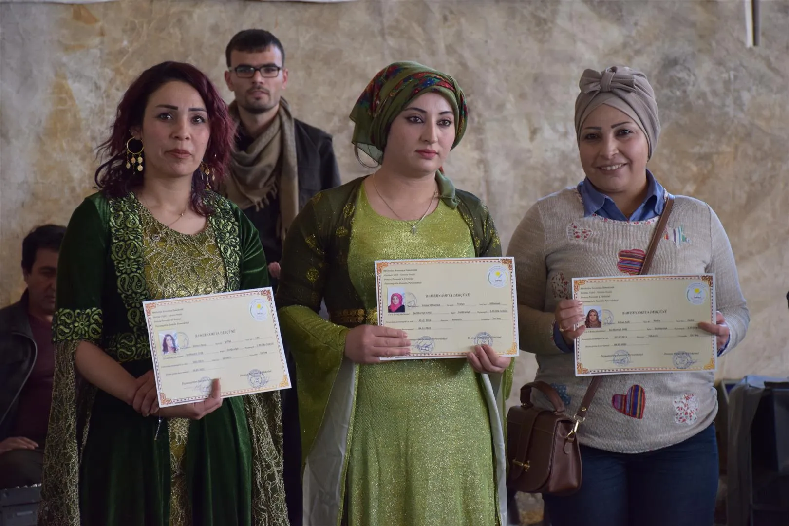 318 mamosteyên Serêkaniyê bawername wergirtin