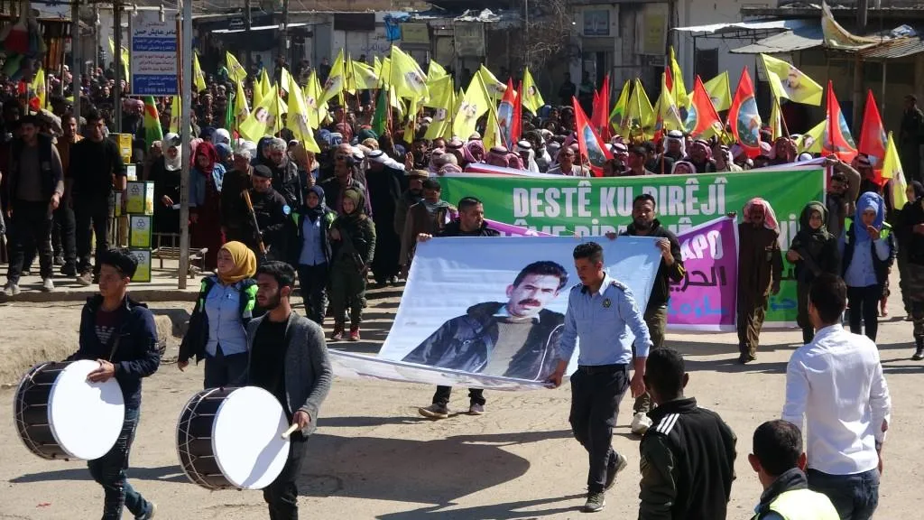 Şêniyên Til Hemîsê û Til Birakê bêdengiya dewleta Tirk a li ser şewata Îmraliyê şermezar kirin