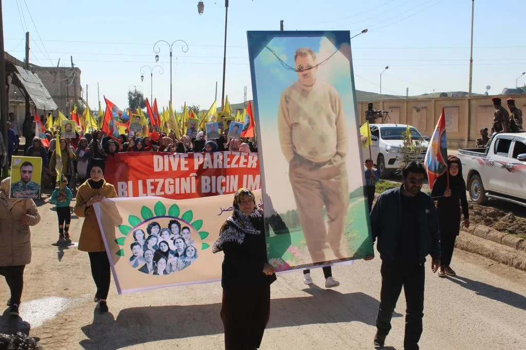 Şêniyên Til Hemîsê û Til Birakê bêdengiya dewleta Tirk a li ser şewata Îmraliyê şermezar kirin