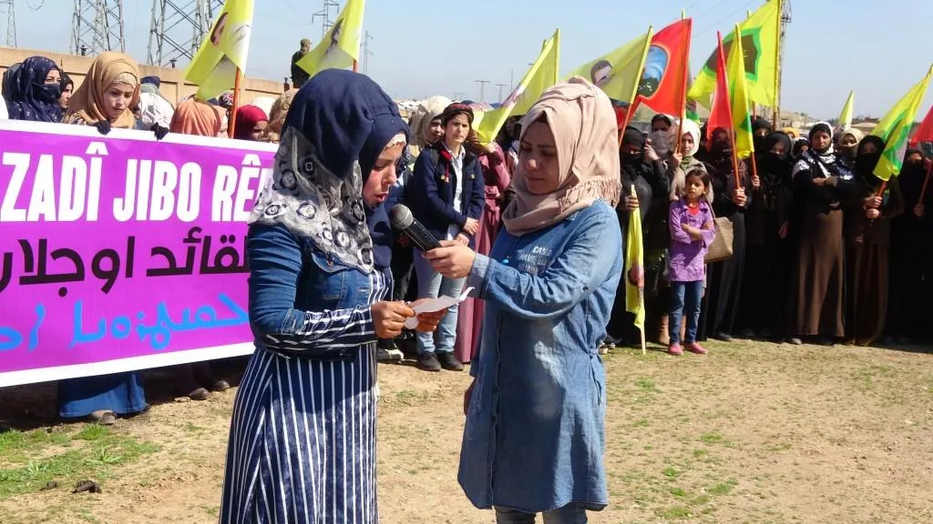 Şêniyên Til Hemîsê û Til Birakê bêdengiya dewleta Tirk a li ser şewata Îmraliyê şermezar kirin