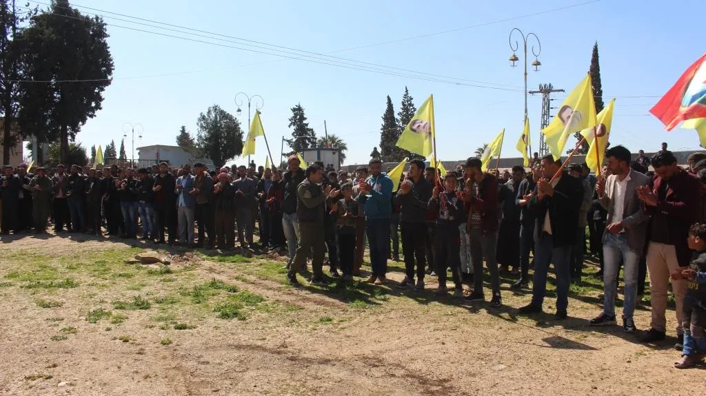 Şêniyên Til Hemîsê û Til Birakê bêdengiya dewleta Tirk a li ser şewata Îmraliyê şermezar kirin