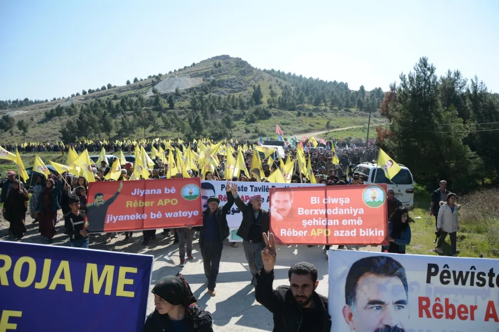 Bi hezaran şêniyên herêma Firatê ji bo Ocalan meşiyan