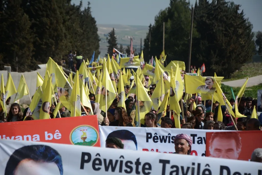 Bi hezaran şêniyên herêma Firatê ji bo Ocalan meşiyan
