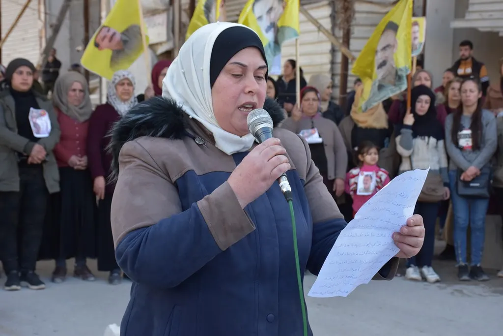 Li Helebê bi sedan şênî bi dirûşmeya `Kesek nikare roja me tarî bike` meşiyan