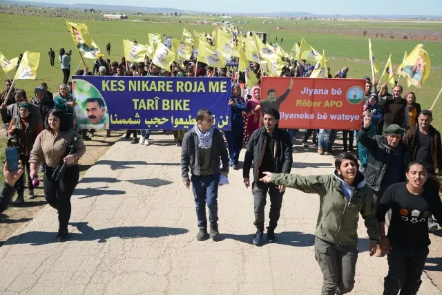 Bi hezaran şêniyên Kobanê ji bo Ocalan meşiyan