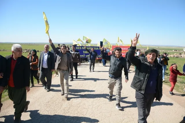 Bi hezaran şêniyên Kobanê ji bo Ocalan meşiyan