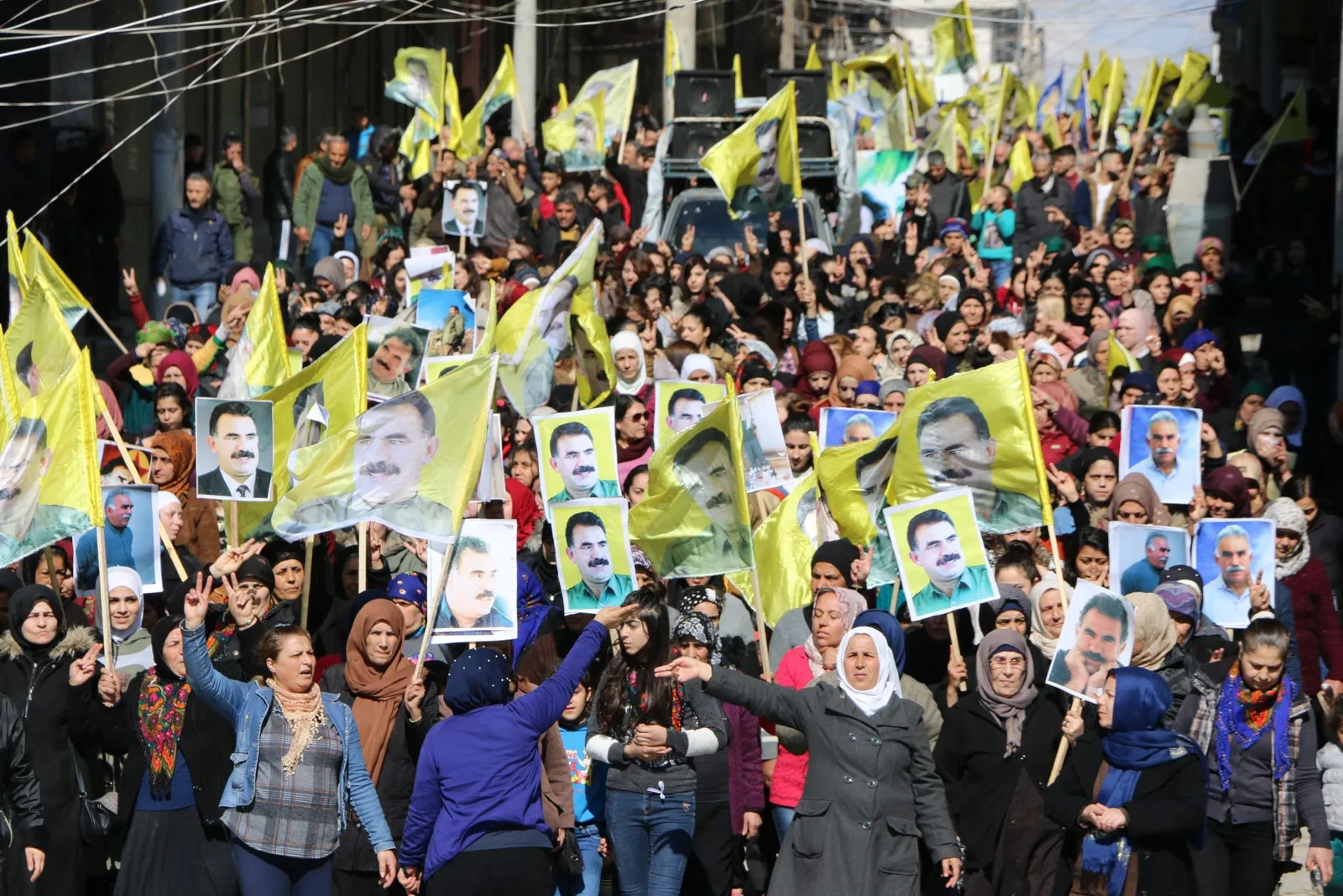 Şêniyên taxa Şêxmeqsûd: Em ê biserkevin ji ber ku Ocalan ji me re rêya azadiyê xêz kir
