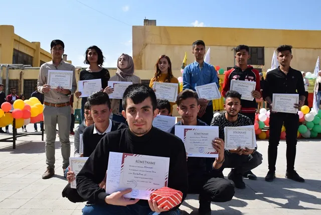 Xwendekarên serkeftî yên dibistana pîşeyî ya Qamişlo hatin xelatkirin