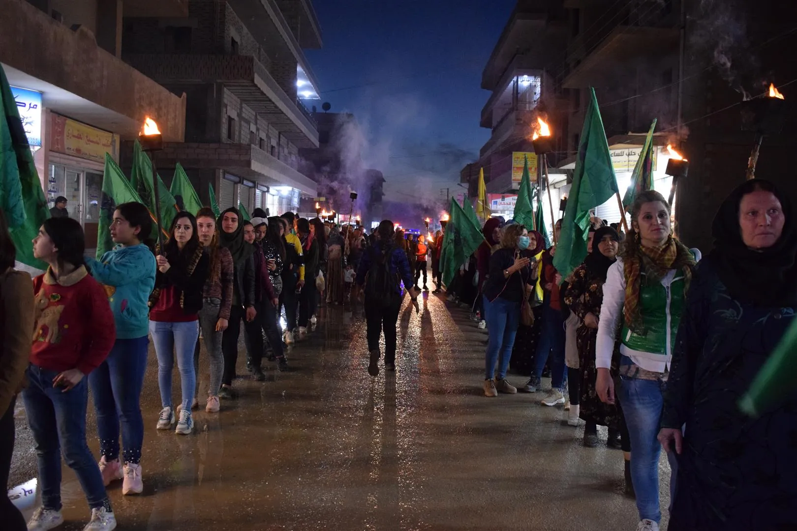 Jinên Ciwan li Hesekê meşek bi meşaleyan lidar xistin