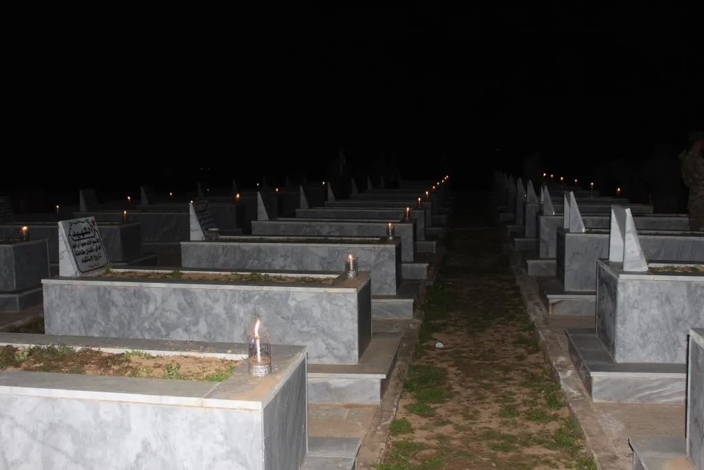 Endamên Kongreya Star mûm li ser gorên şehîdan vêxistin