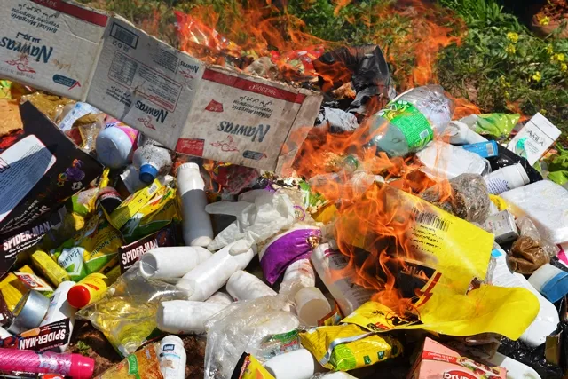 Komîteya Zimhêrê li Tirbespiyê madeyên demborî îmha kirin