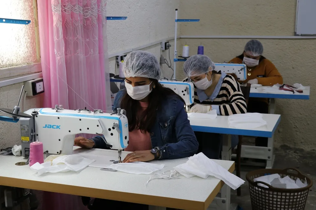 Werşeya dirûtinê ya Dêrikê rojane 500 maskan çêdike
