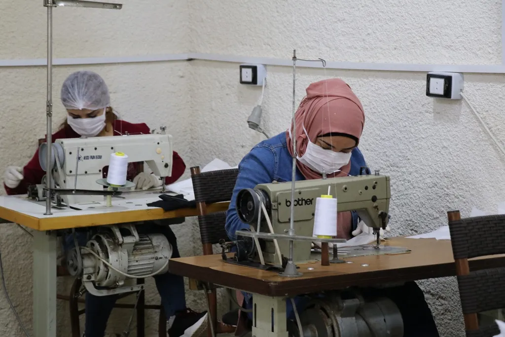 Werşeya dirûtinê ya Dêrikê rojane 500 maskan çêdike
