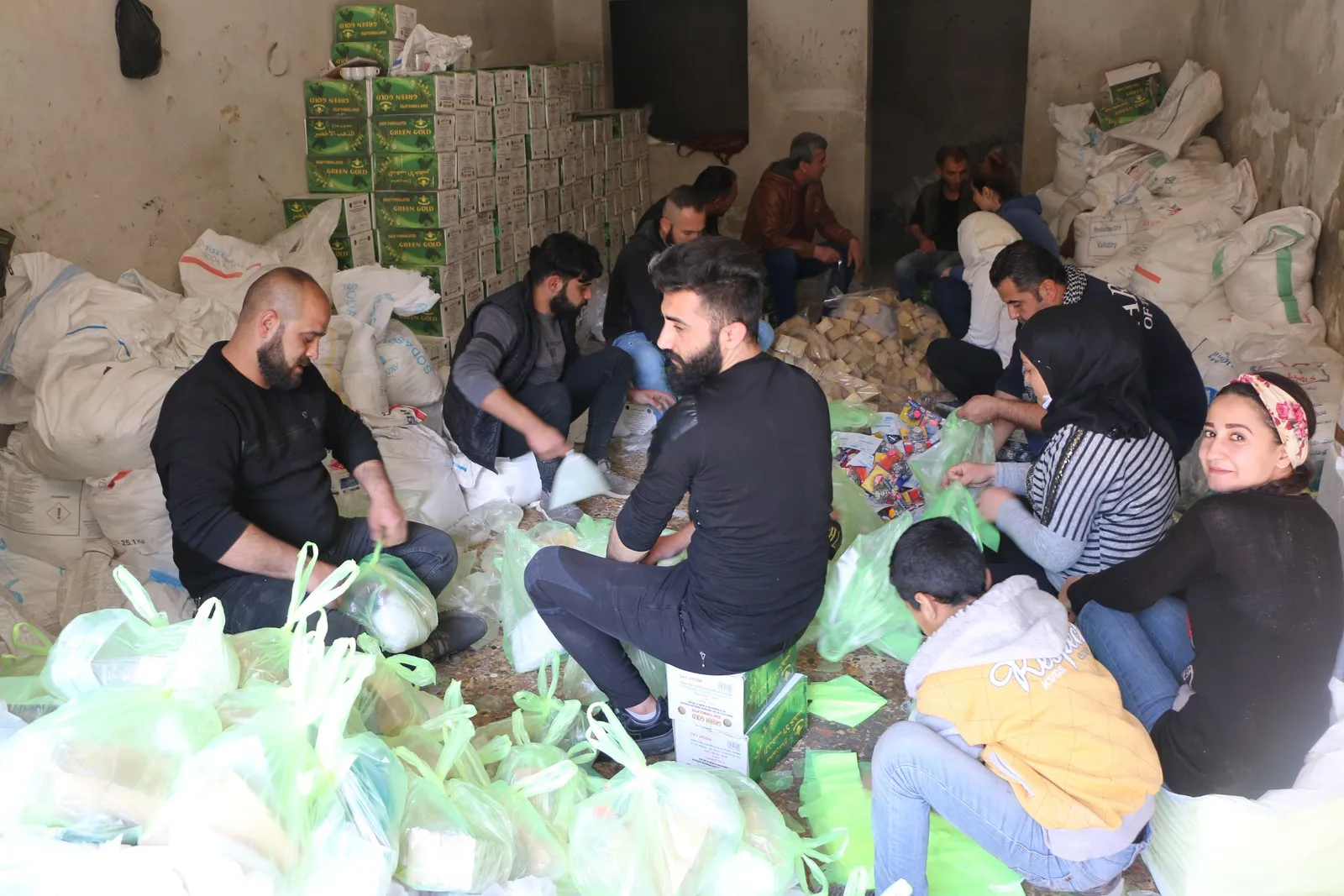 ​​​​​​​5 hezar pakêtên alîkariyê li Şêxmeqsûd û Eşrefiyê hatin belavkirin