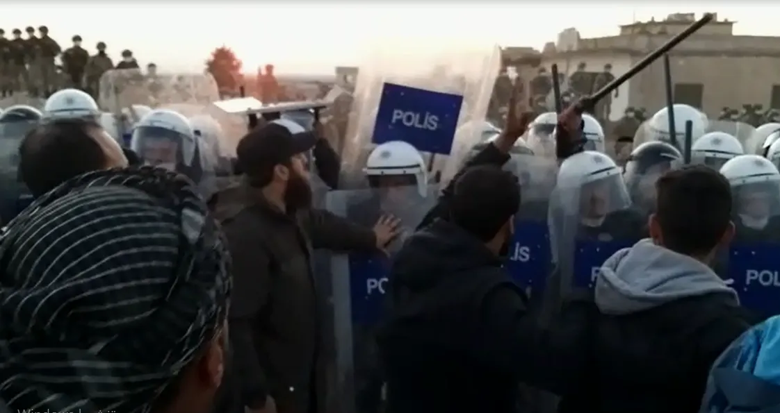 Artêşa Tirk li ser rêya M4 protestoya şêniyên Idlibê belav dike… bi dîmen