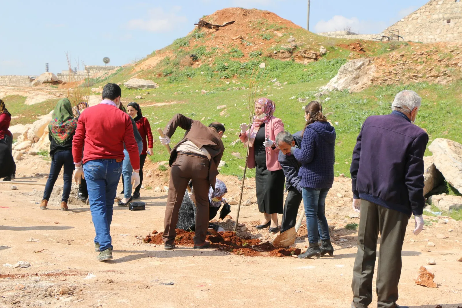 Bi boneya 4’ê Nîsanê…71 dar li Goristana Şehîdan a Helebê hatin çandin