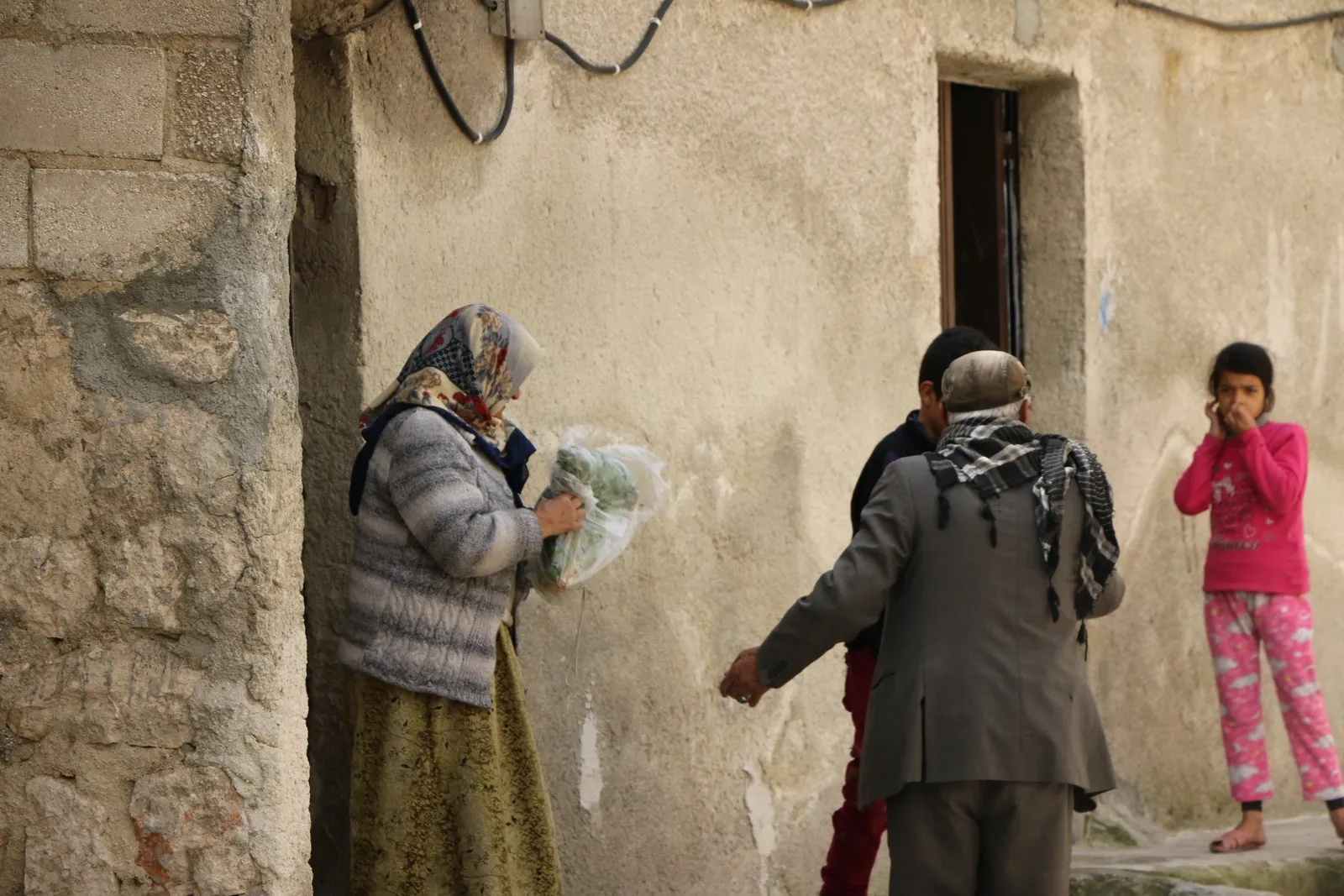 Alîkarî li şêniyên taxên Şêxmeqsûd û Eşrefiyê hatin belavkirin