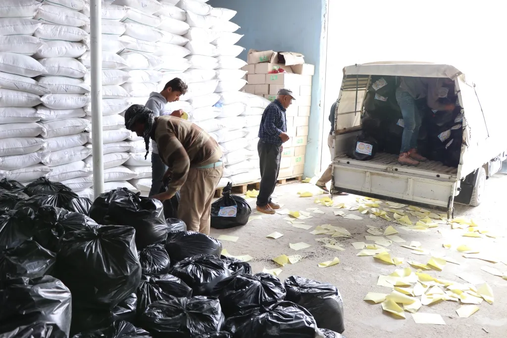 Li Minbicê pakêtên xwarinê li malbatên hewcedar hatin belavkirin