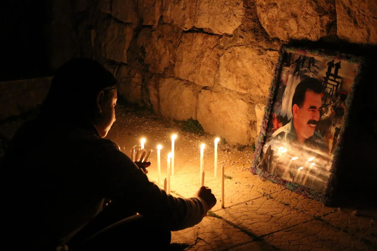 Şêniyên Helebê bi boneya 4`ê Nîsanê mûm vêxistin