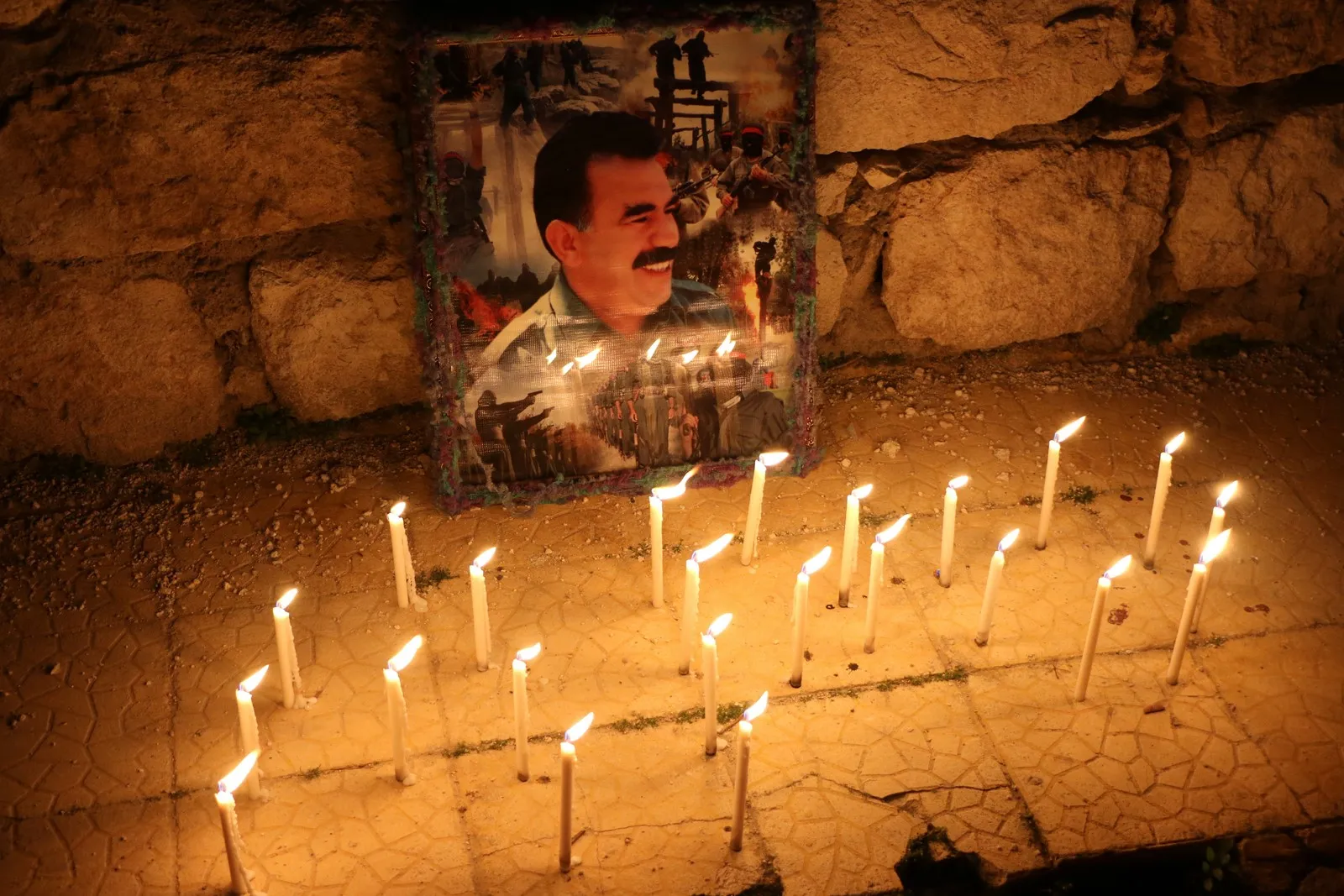 Şêniyên Helebê bi boneya 4`ê Nîsanê mûm vêxistin