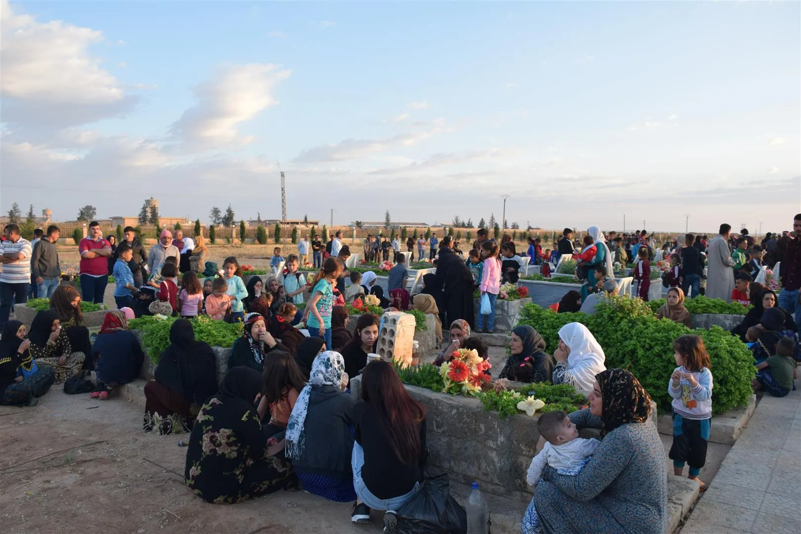 Şêniyên Bakur û Rojhilatê Sûriyê cejnê bi serdana goristanên şehîdan pîroz dikin