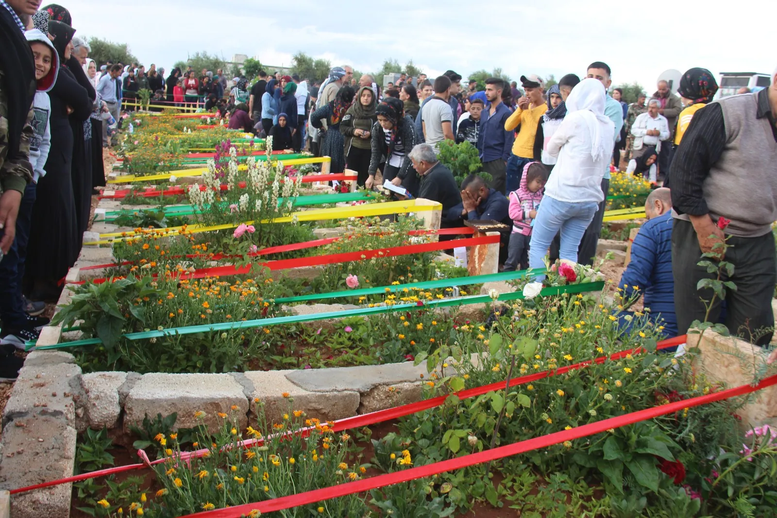 Şêniyên Bakur û Rojhilatê Sûriyê cejnê bi serdana goristanên şehîdan pîroz dikin