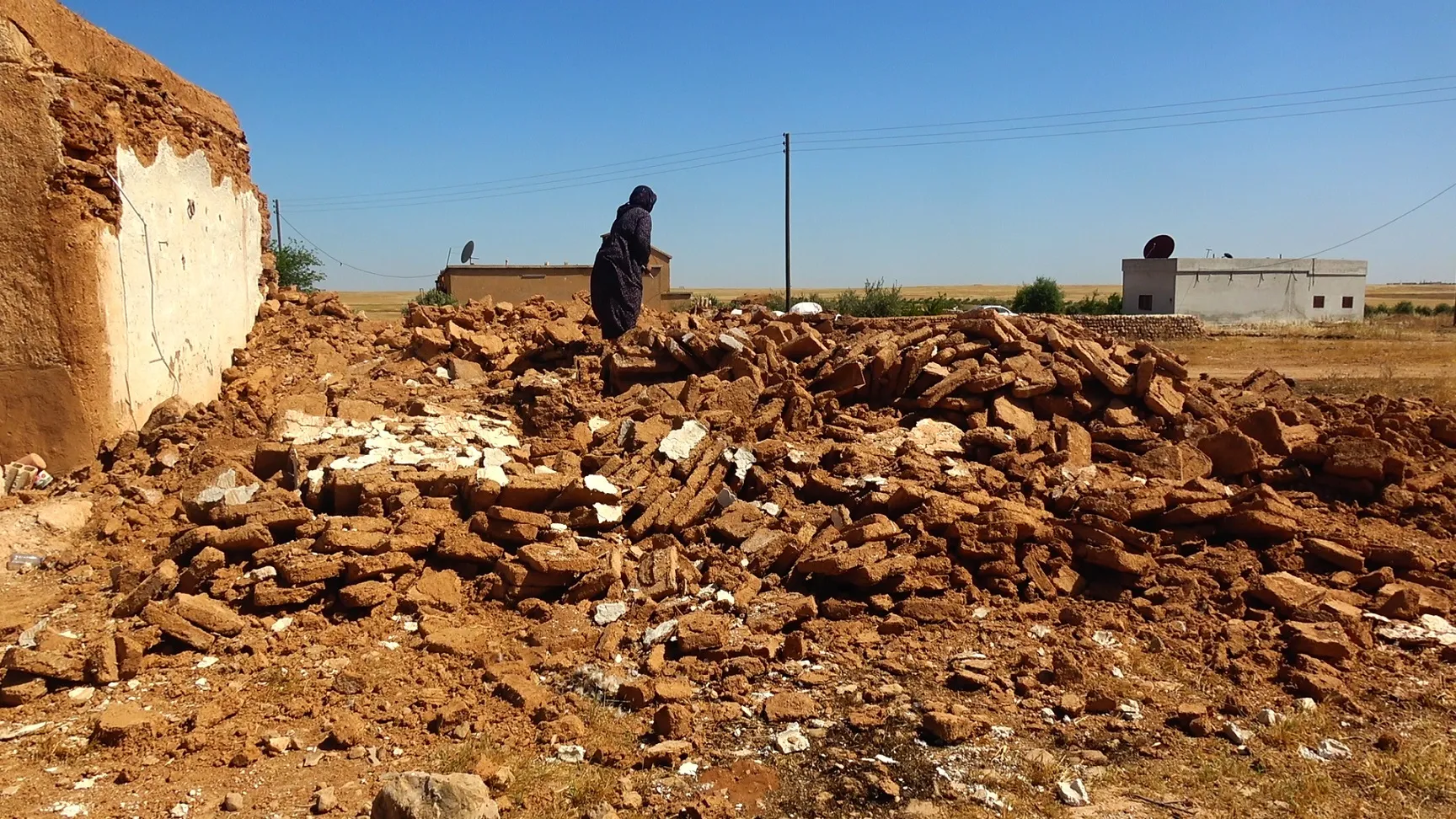 Artêşa Tirk gundê Bîr Zinar ê Girê Spî rojane topbaran dike