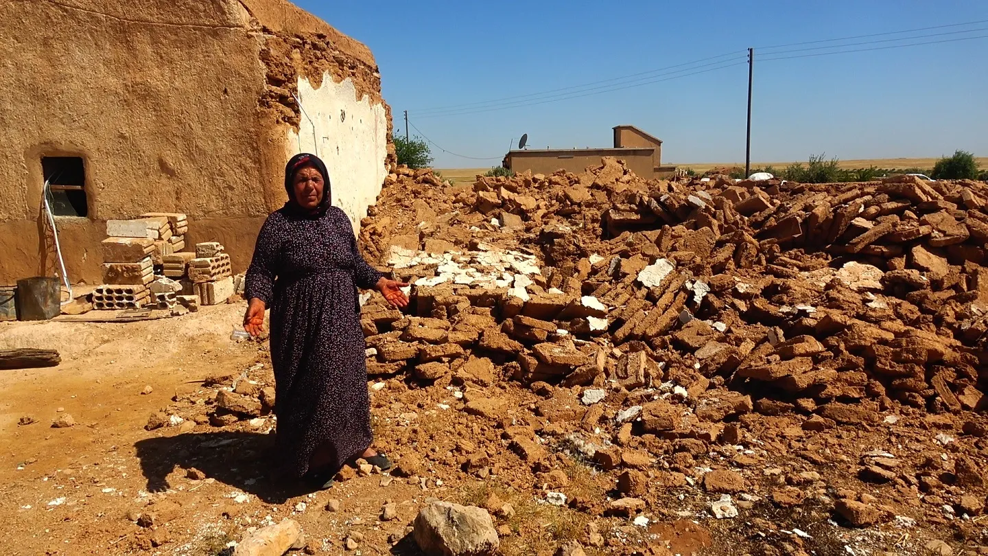 Artêşa Tirk gundê Bîr Zinar ê Girê Spî rojane topbaran dike