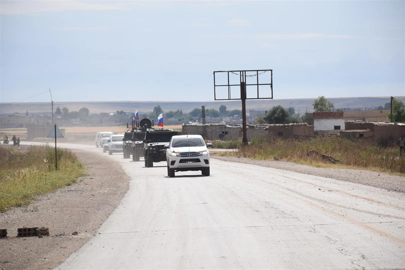 Yekem rêwîtiyên bejahî li ser rêya M4 ji Til Temirê bi rê ket